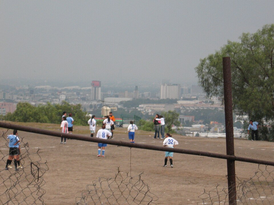 Pizarra táctica de fútbol con fichas y conos sobre una mesa