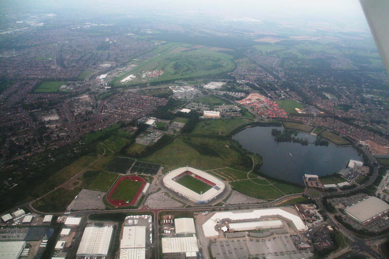 Vista aérea del Arena do Grêmio iluminada antes del partido
