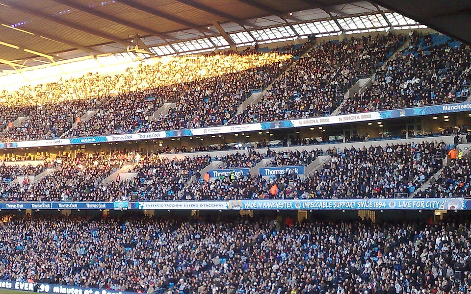 Vista aérea de un partido intenso en estadio lleno