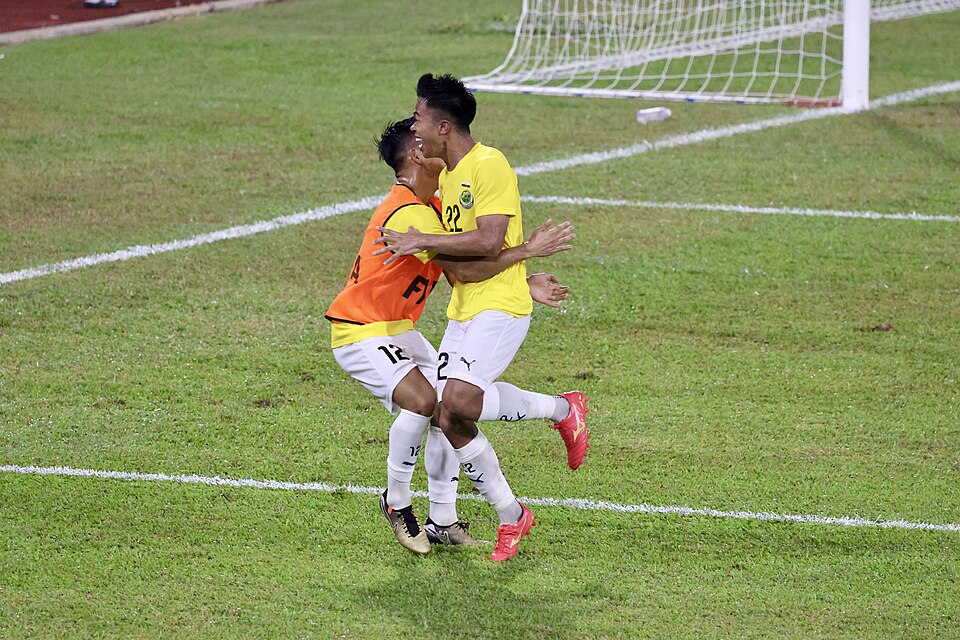 Persona mostrando una entrada digital con código QR para un evento