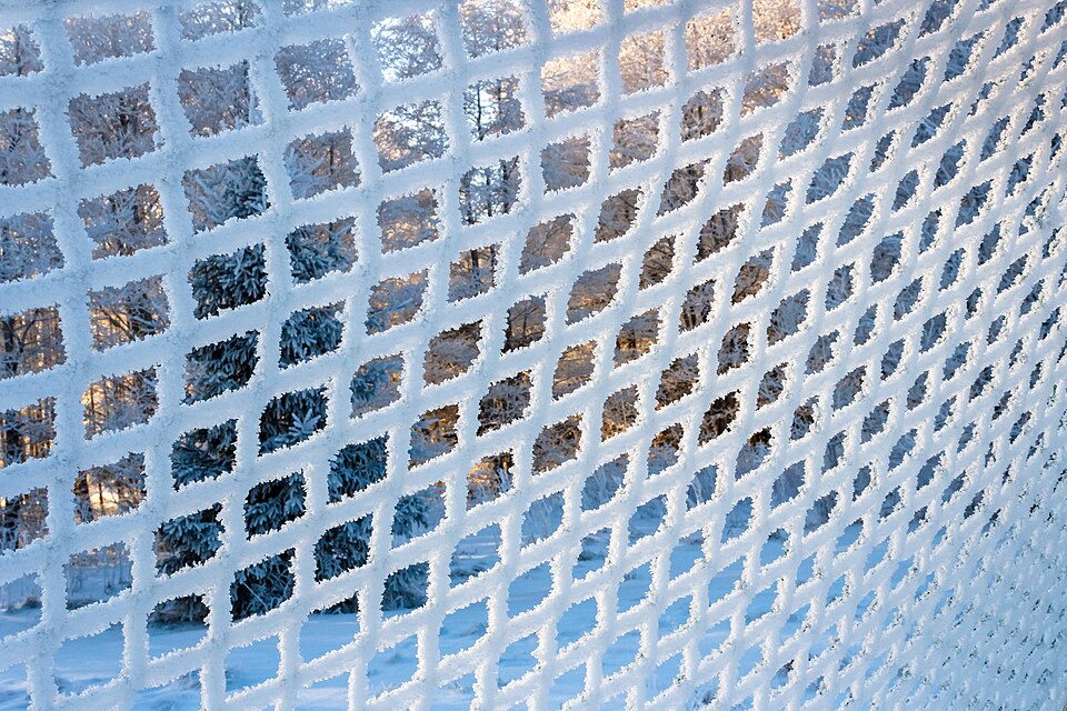 Entrenador ajustando una pizarra táctica antes del partido