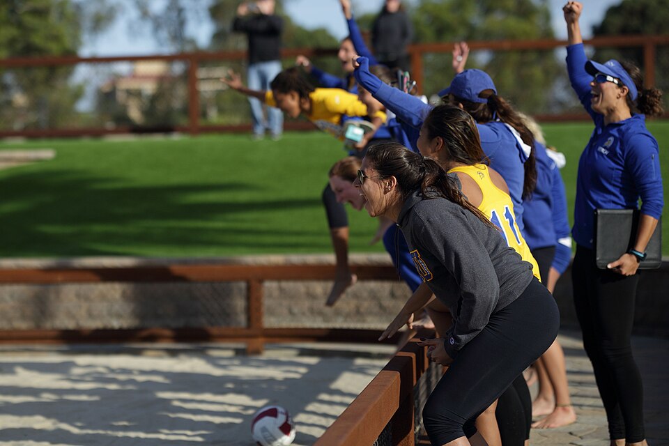 Jugadoras de vóley celebrando un punto en torneo internacional
