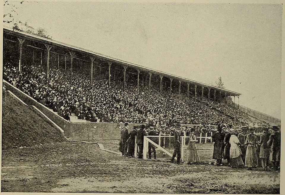 Entrenador de baloncesto ajustando jugadas en una pizarra