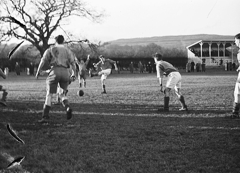 Aficionados viendo un partido de básquet en un bar deportivo