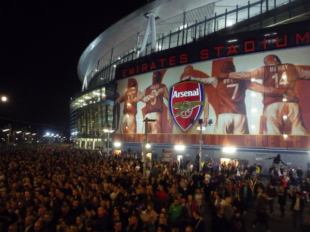 Vista aérea de un partido de fútbol con estadios llenos