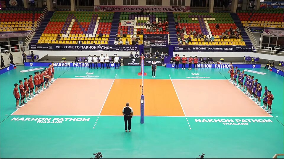 Bloqueo en un partido de vóley en coliseo cerrado