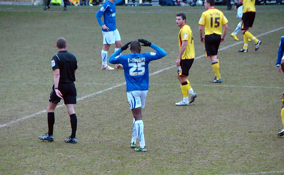 Hinchas alentando en un estadio de altura durante un partido intenso