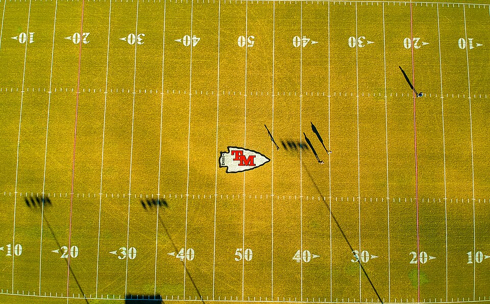 Vista aérea de un estadio brasileño con la cancha iluminada antes de un partido de la Serie A