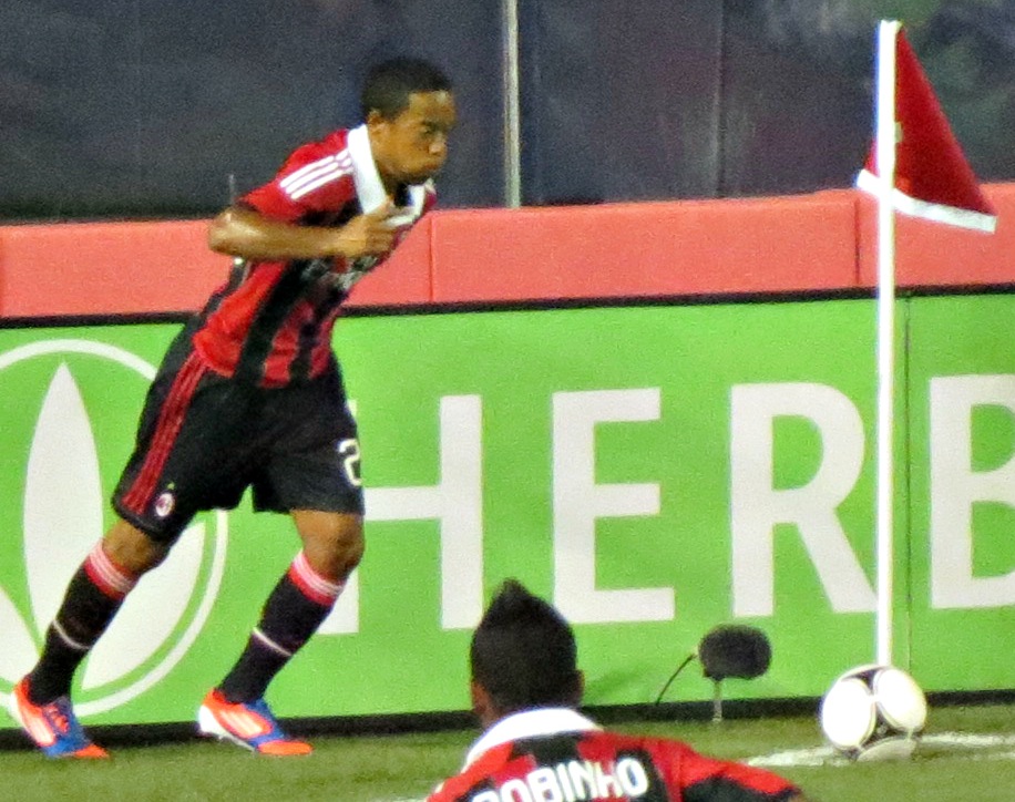 Jugador de Sarmiento ejecutando un corner con la defensa visitante replegada