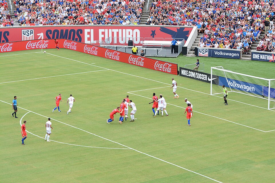 Jugador preparado para lanzar un corner en estadio argentino
